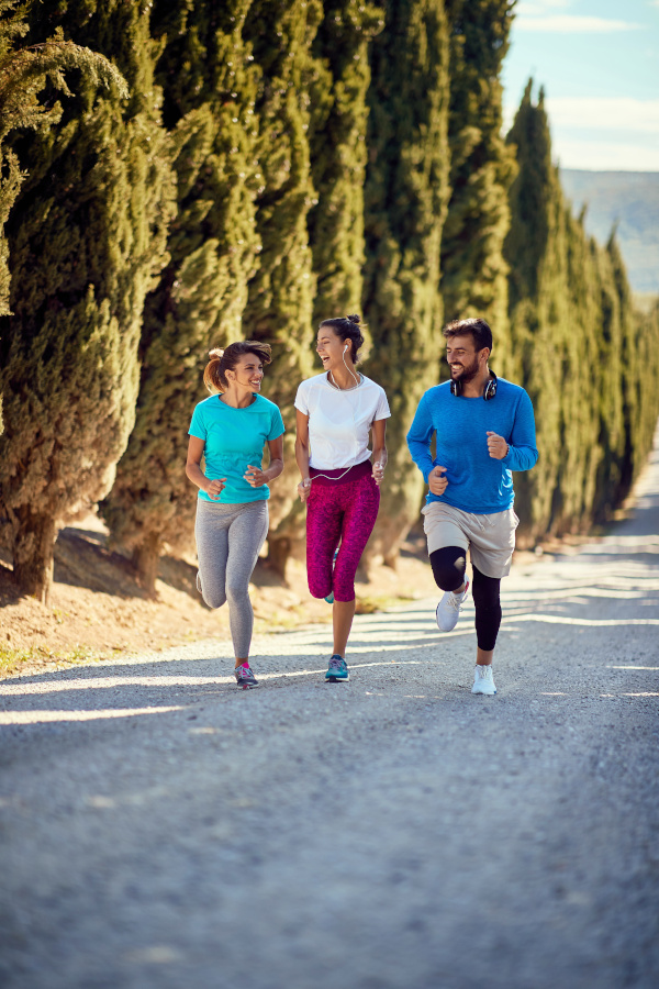 friends enjoying at running together outdoors bières et tireuse