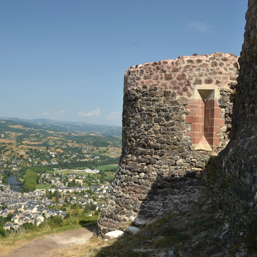 Vue depuis le château de Calmont à Espalion, Lot, France château de calmont